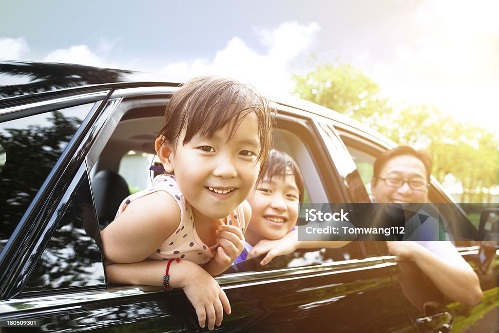 Fillette heureuse famille assis dans la voiture - Photo de Famille libre de droits