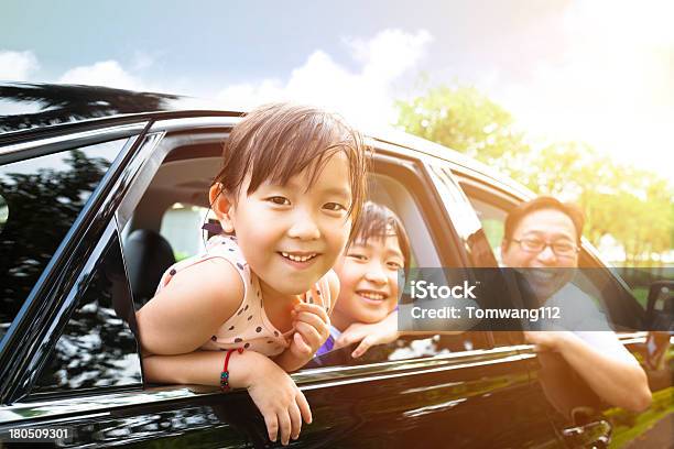 Rapariga Feliz Com A Família Sentada No Carro - Fotografias de stock e mais imagens de Família - Família, Carro, Asiático e indiano