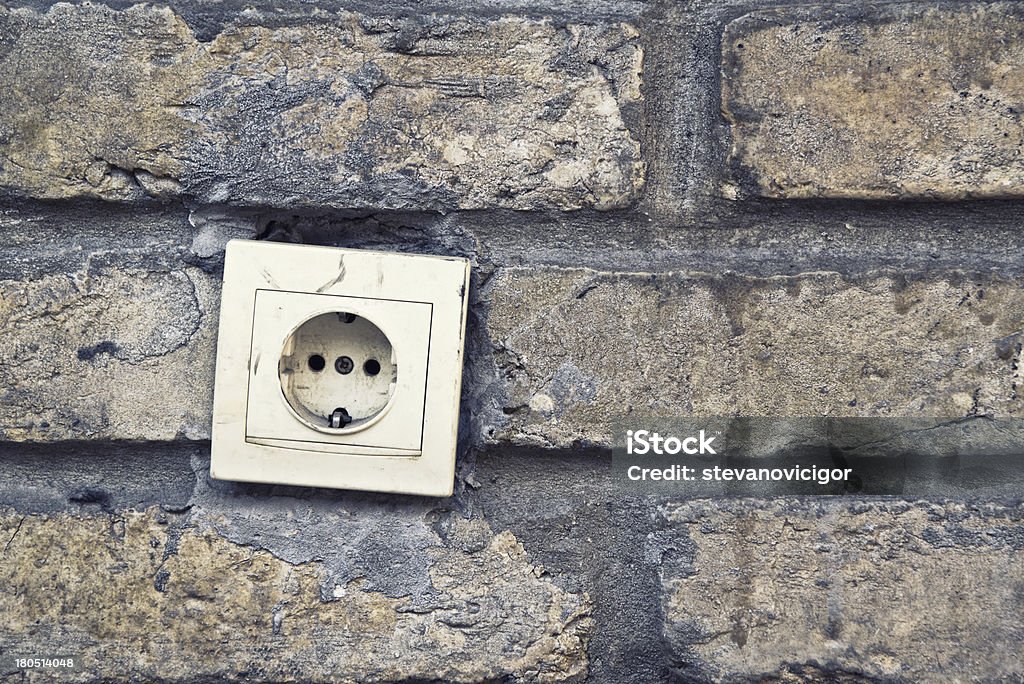 Prise électrique AVEC CONNECTEUR AUDIO-VIDÉO, d'une prise électrique et le mur de briques. - Photo de Alimentation électrique libre de droits