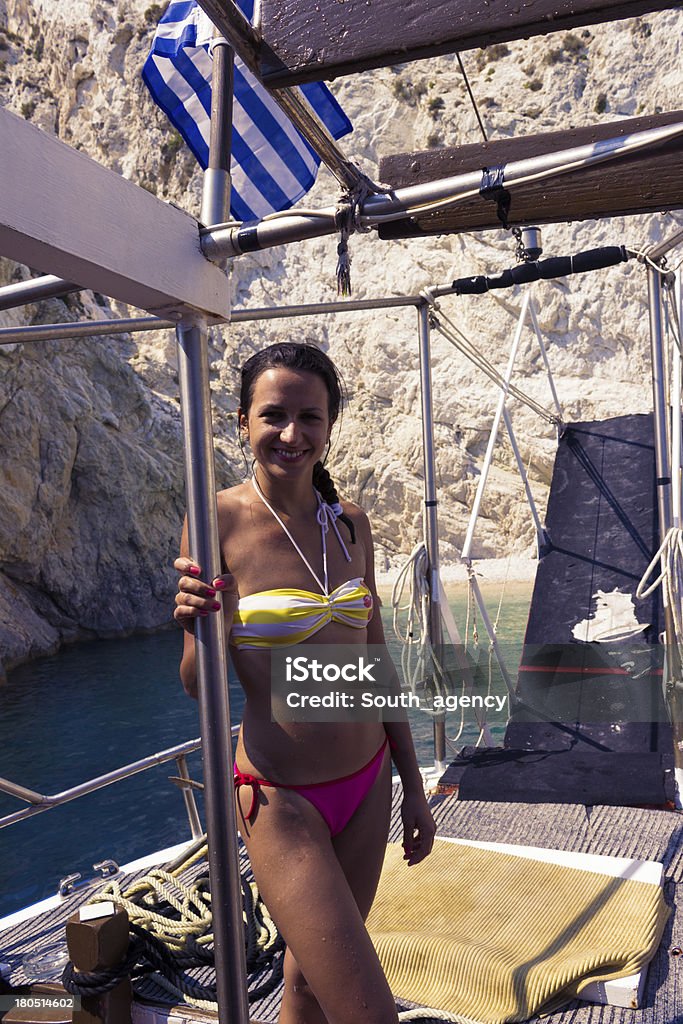 Счастливый Молодая женщина, стоя на яхте - Стоковые фото Бикини роялти-фри