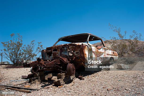 Photo libre de droit de Voiture Abandonnée Dans Le Désert De Larizona banque d'images et plus d'images libres de droit de 2013 - 2013, A l'abandon, Absence