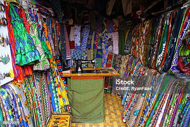 중유럽식 패브릭섬유 쇼핑하다 아루샤 지역에 대한 스톡 사진 및 기타 이미지 - 아루샤 지역, 시장-소매점, 검은색