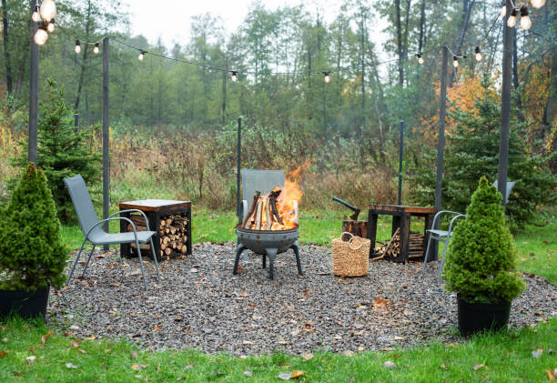 feuerstelle und brennendes feuer in einem garten - fire pit fire camping burning stock-fotos und bilder