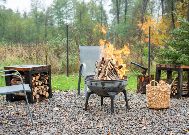 feuerstelle und brennendes feuer in einem garten - fire pit fire camping burning stock-fotos und bilder