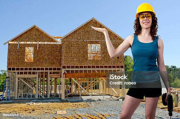 Foto de Feminino Trabalhador De Construção e mais fotos de stock de Adulto - Adulto, Amarelo, Arquiteta