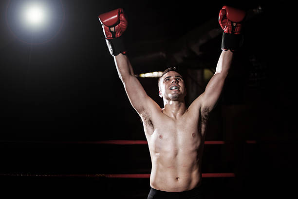 jeune boxeur à gagné une bataille - boxing winning success challenge photos et images de collection