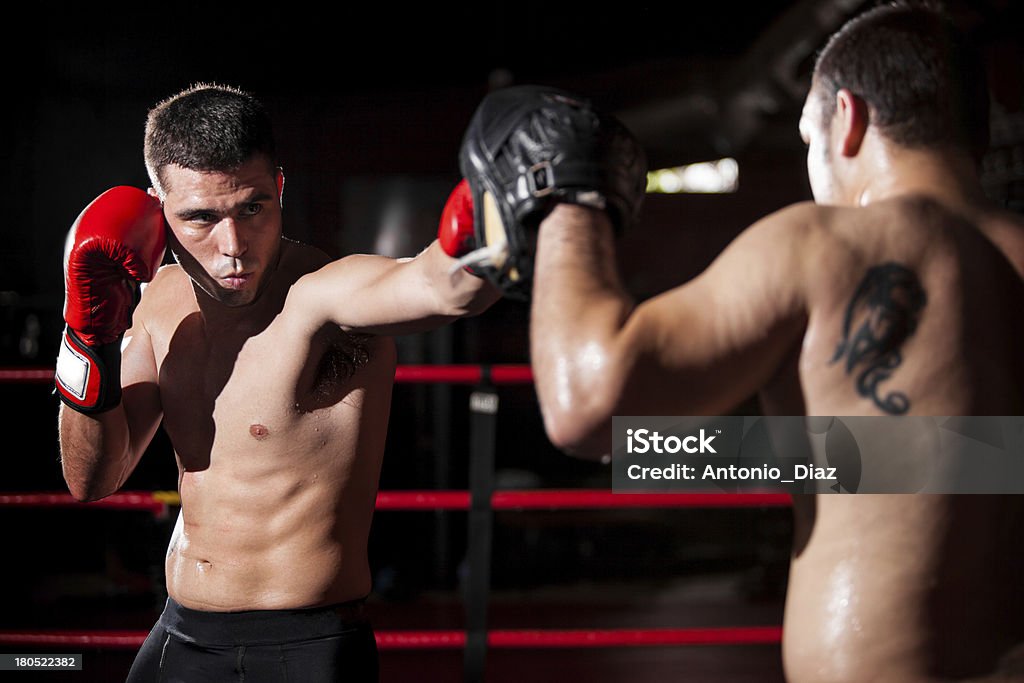 Boxer e allenatore di formazione in un anello - Foto stock royalty-free di Adulto