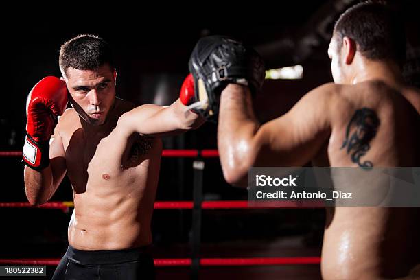 Boxer E Allenatore Di Formazione In Un Anello - Fotografie stock e altre immagini di Adulto - Adulto, Allenamento, Allenatore