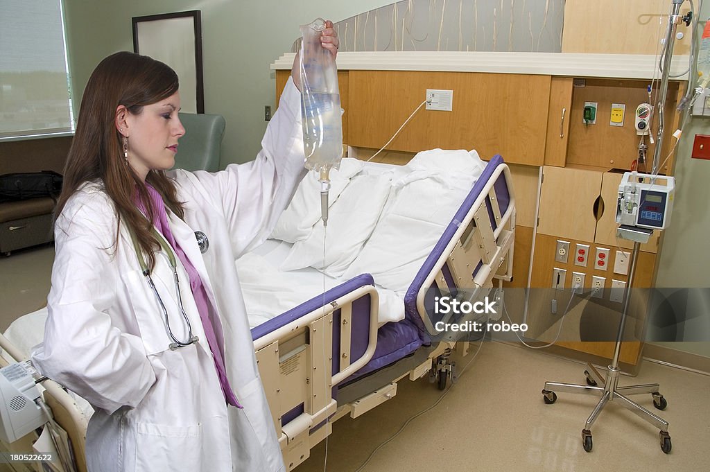 Médico segurando uma mala IV - Foto de stock de Profissional de enfermagem royalty-free