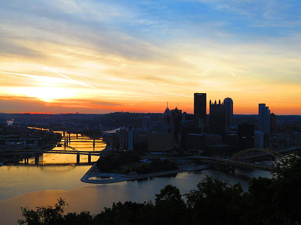istock Pittsburgh Skyline At Sunrise 180522769
