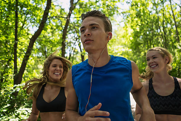 mulher correr atrás de homem - distance running audio - fotografias e filmes do acervo