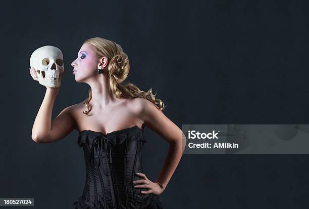 여자아이 및 사형수 Hamlet - 가공의 인물에 대한 스톡 사진 및 기타 이미지 - Hamlet - 가공의 인물, 윌리엄 셰익스피어, 20-24세