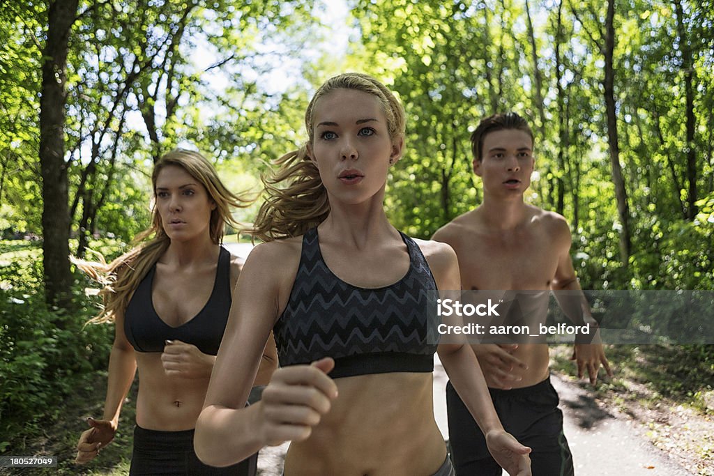 Amici fare Jogging sulla strada - Foto stock royalty-free di A petto nudo