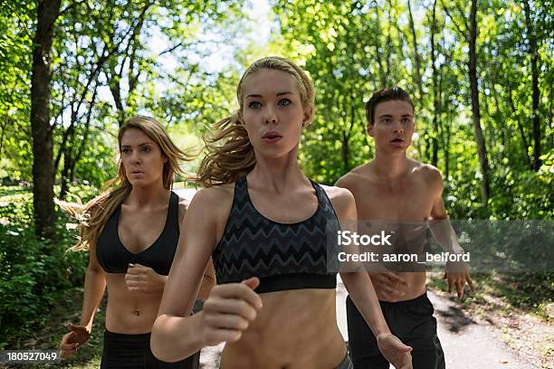 Amici Fare Jogging Sulla Strada - Fotografie stock e altre immagini di A petto nudo - A petto nudo, Adulto, Albero