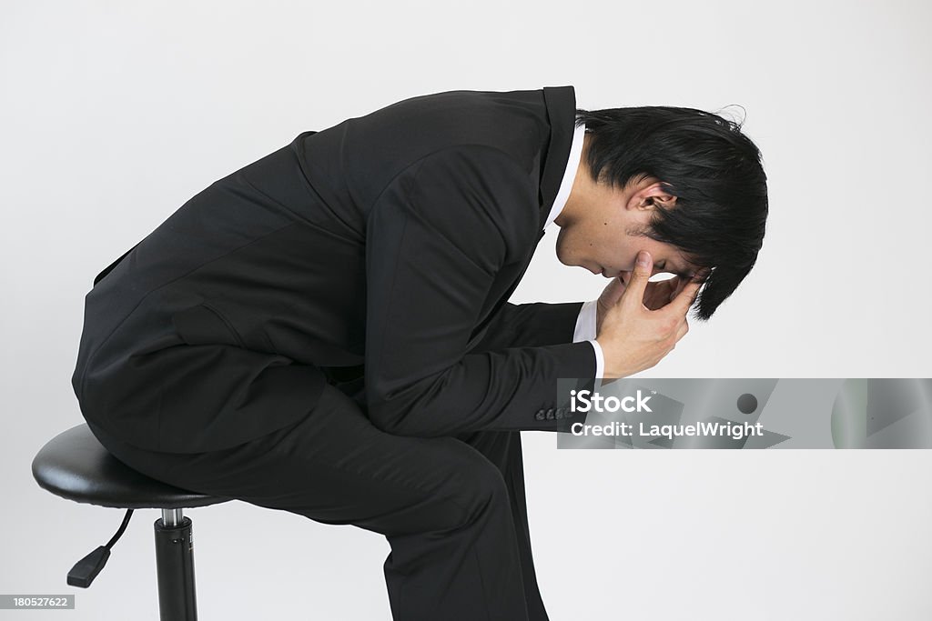 Frustrado joven hombre de negocios con la cabeza en las manos - Foto de stock de Adulto libre de derechos