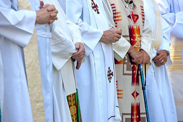 Priests z złożone dłonie. – zdjęcie
