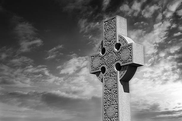 ケルトクロス古い墓地、不安定な空模様 - celtic cross 写真 ストックフォトと画像