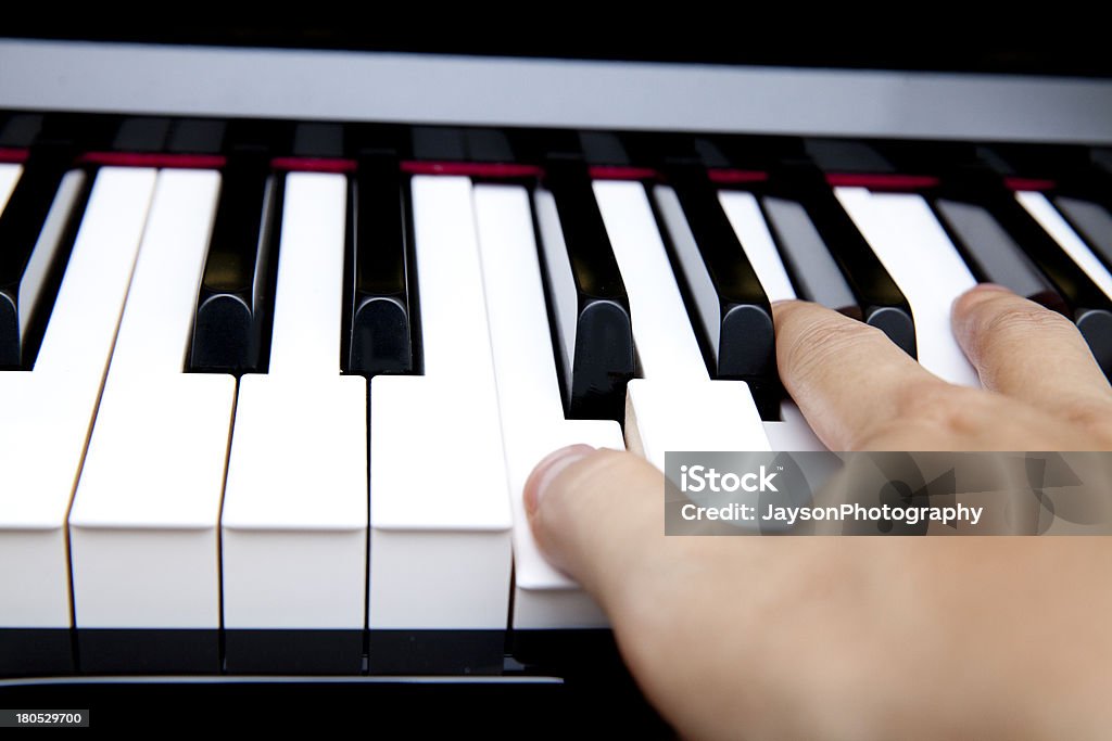 Mano sul piano - Foto stock royalty-free di Accordo