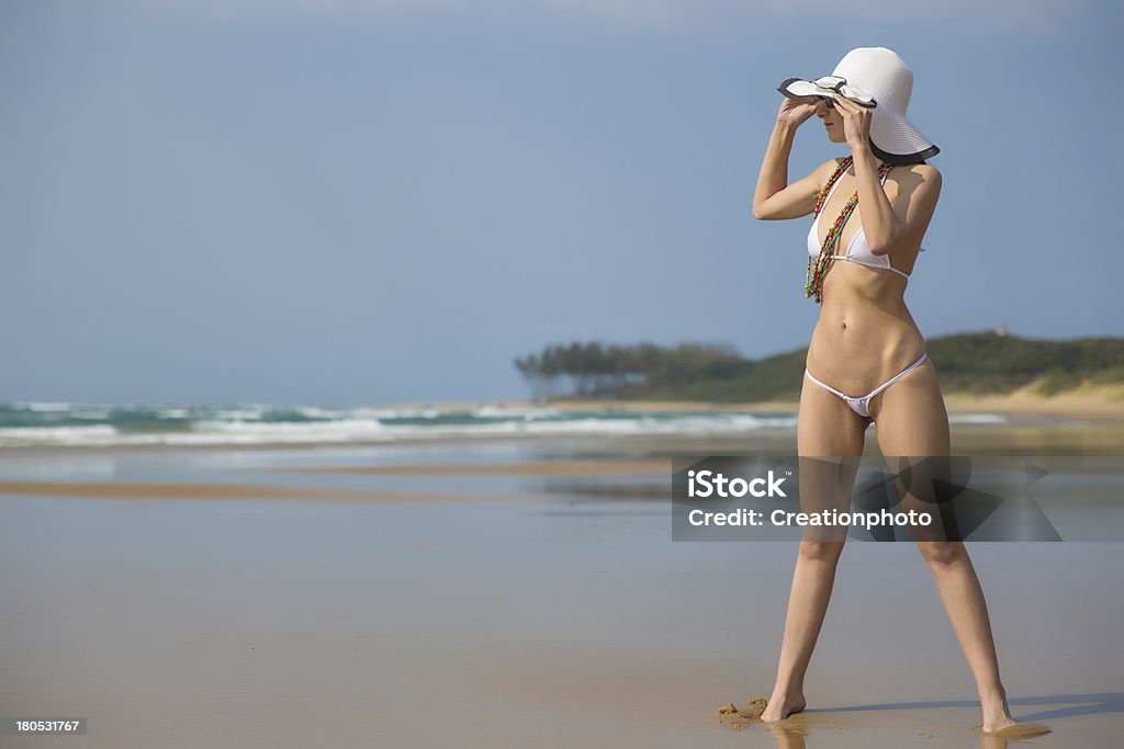 Hermosa mujer en bikini en la playa - Foto de stock de Mujeres libre de derechos