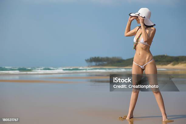 Hermosa Mujer En Bikini En La Playa Foto de stock y más banco de imágenes de Mujeres - Mujeres, Playa, Tanga