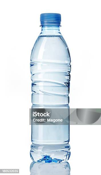 Bottiglia Di Plastica Dellacqua - Fotografie stock e altre immagini di Acqua - Acqua, Acqua gassata, Acqua minerale