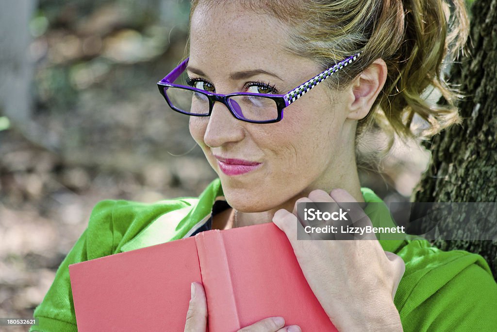 Hermosa chica con el libro - Foto de stock de Adulto libre de derechos