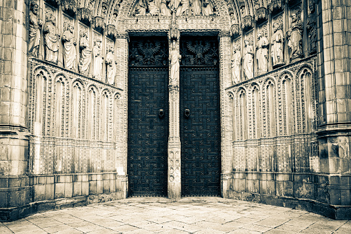 Achivolt or voussure is an ornamental moulding around a door to the Catedral de Sevilla, Seville Cathedral