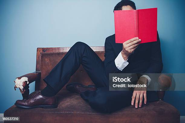 Geschäftsmann Auf Sofa Ist Lesen Stockfoto und mehr Bilder von Anzug - Anzug, Männer, Schwarz - Farbe