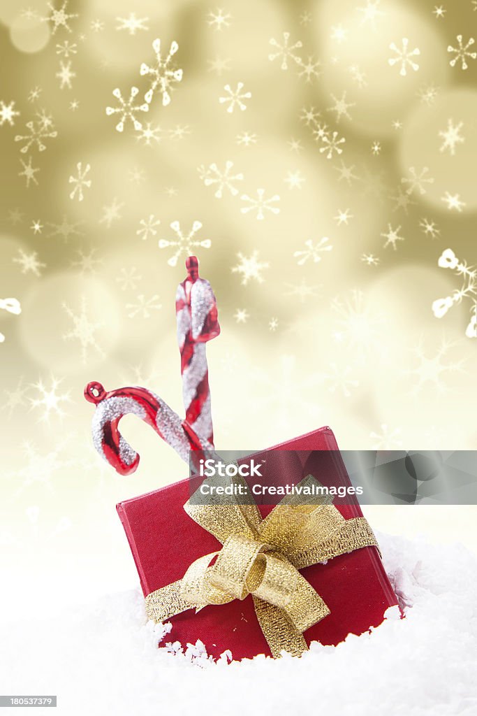 Cadeau et friandises de Noël doré lumières de brindilles sur Sans mise au point - Photo de Blanc libre de droits
