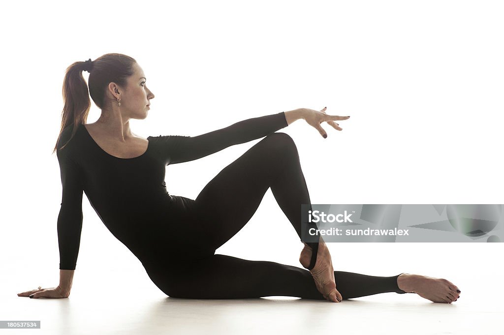 여자 댄스 acrobatical 댄스. 흰색 바탕에 그림자와 - 로열티 프리 Performing Arts Event 스톡 사진