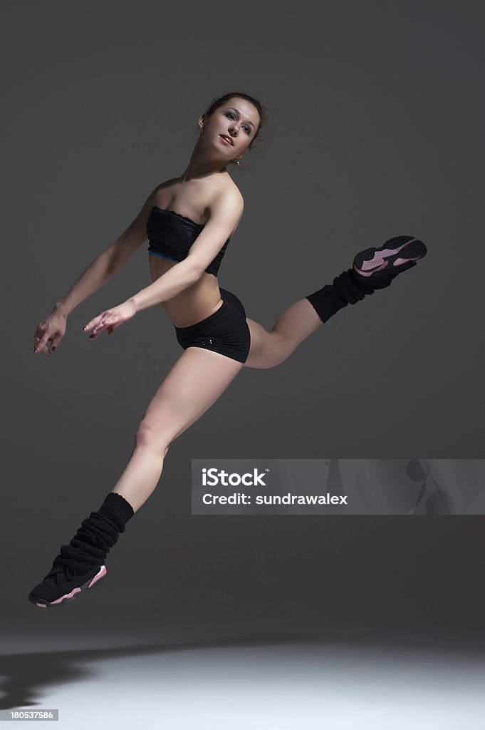 Mujer bailando en estudio - Foto de stock de Abdomen libre de derechos