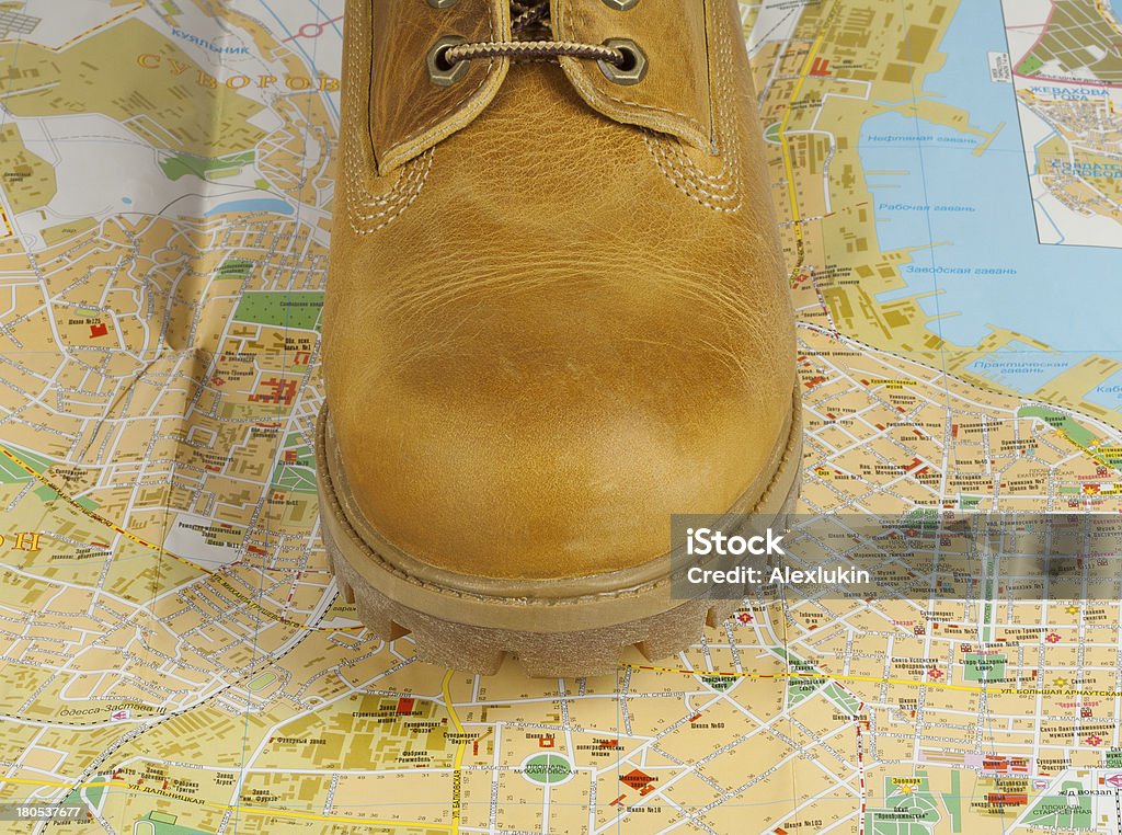 Bottes jaunes debout sur une carte - Photo de Bottes libre de droits