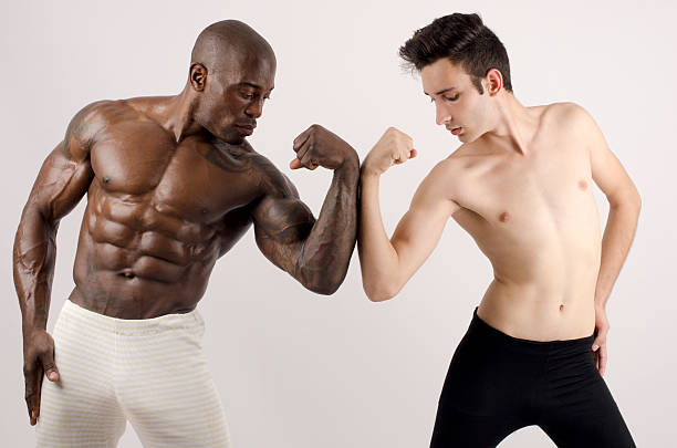 blanco fino negro hombre vs. bodybuilder - human muscle body building exercising black and white fotografías e imágenes de stock