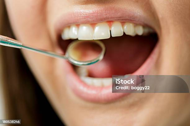 Zahnarzt Stockfoto und mehr Bilder von Attraktive Frau - Attraktive Frau, Ausrüstung und Geräte, Besuchen
