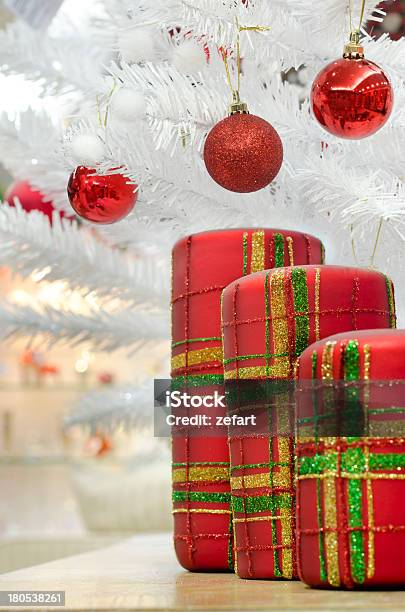 Foto de Feliz Natal E Um Feliz Ano Novo e mais fotos de stock de Ano novo - Ano novo, Artigo de decoração, Bola de Árvore de Natal