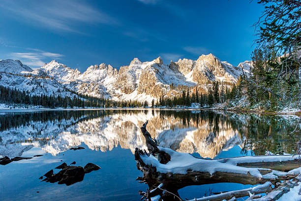 istock Winter mountain lake with log and reflections 180538278
