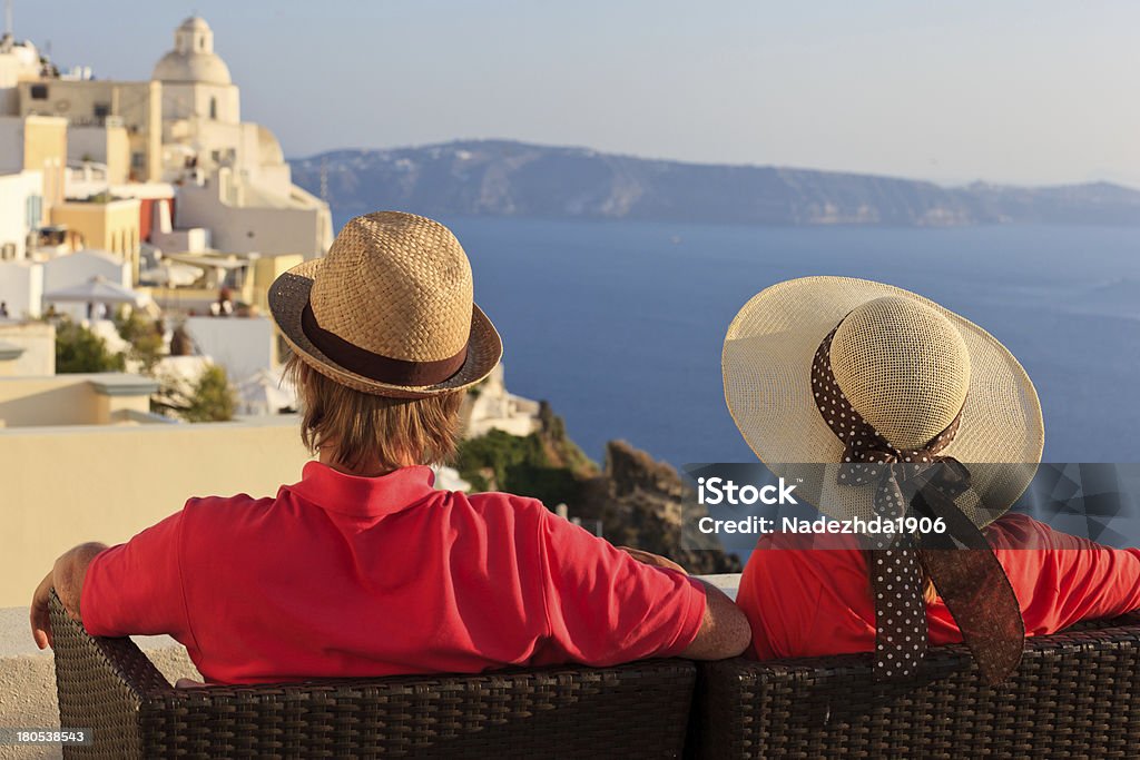 Feliz Jovem casal em férias em Santorini, Grécia - Foto de stock de Adulto royalty-free