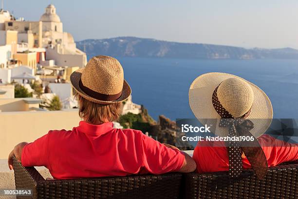 Foto de Feliz Jovem Casal Em Férias Em Santorini Grécia e mais fotos de stock de Adulto - Adulto, Arquitetura, Atividade Recreativa