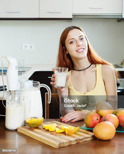 Zwykłe Kobieta Pije Shake Z Mango - zdjęcia stockowe i więcej obrazów Blender - Blender, Dorosły, Dzbanek