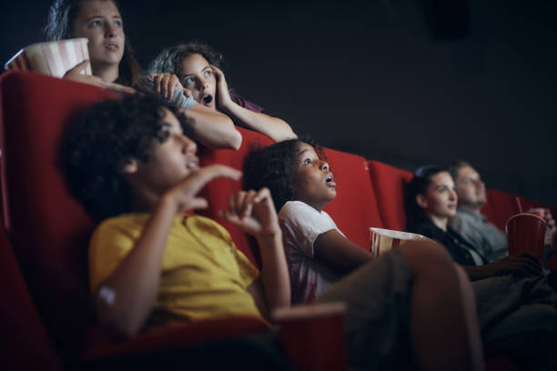 영화관에서 공포 영화를 보는 어린 친구들. - audience surprise movie theater shock 뉴스 사진 이미지
