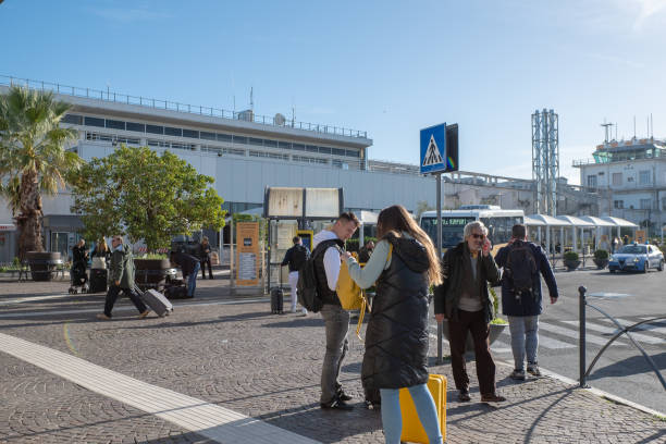 autobus wahadłowy na zewnątrz na lotnisku rzym ciampino w 2023 roku we włoszech. - ciampino zdjęcia i obrazy z banku zdjęć