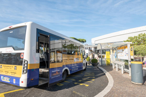 autobus wahadłowy na zewnątrz na lotnisku rzym ciampino w 2023 roku we włoszech. - ciampino airport zdjęcia i obrazy z banku zdjęć