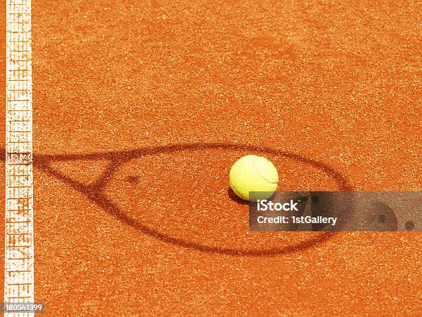 Racchetta Da Tennis Con Una Palla Ombra - Fotografie stock e altre immagini di Attività - Attività, Campo, Campo sportivo