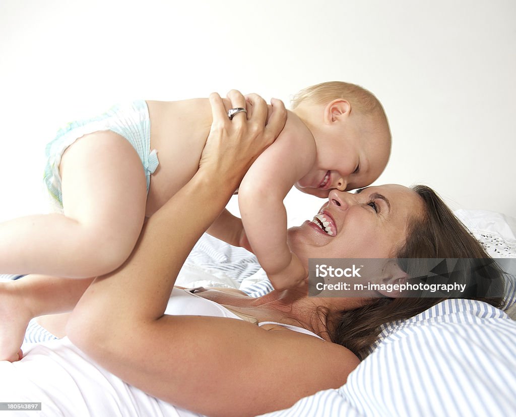 Портрет веселый мать и милый ребенок играет - Стоковые фото Мать роялти-фри