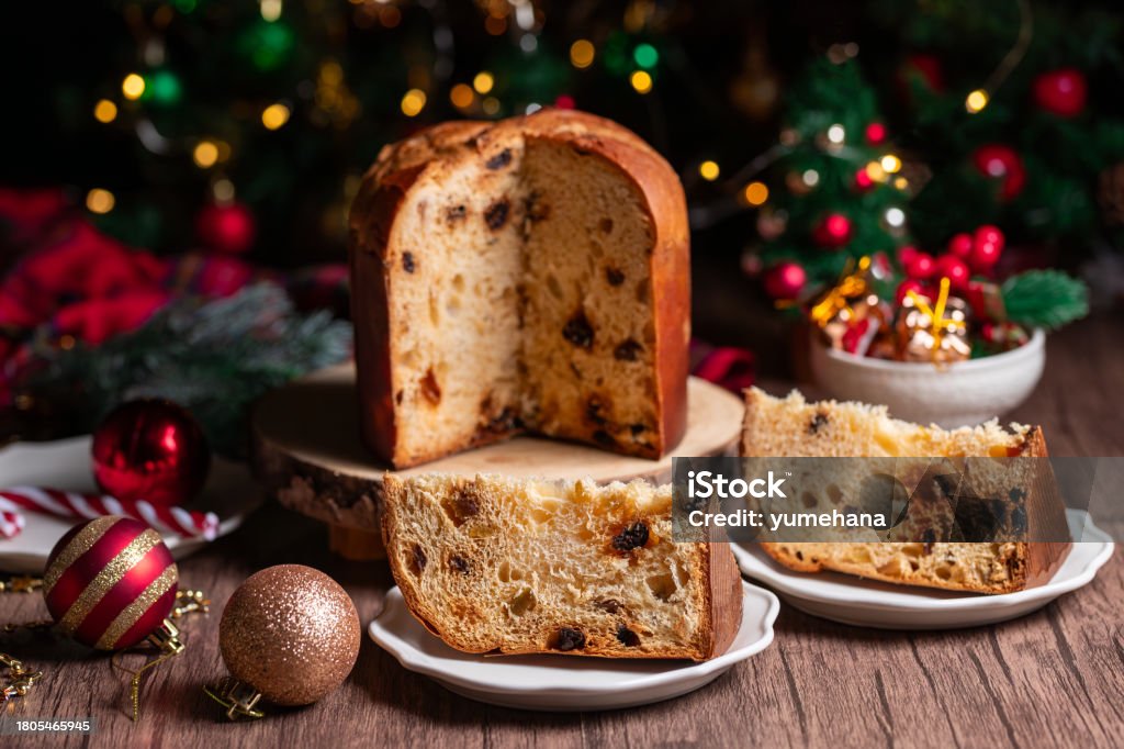 Traditional Italian Christmas cake Panettone with festive decorations - Royaltyfri Panettone Bildbanksbilder