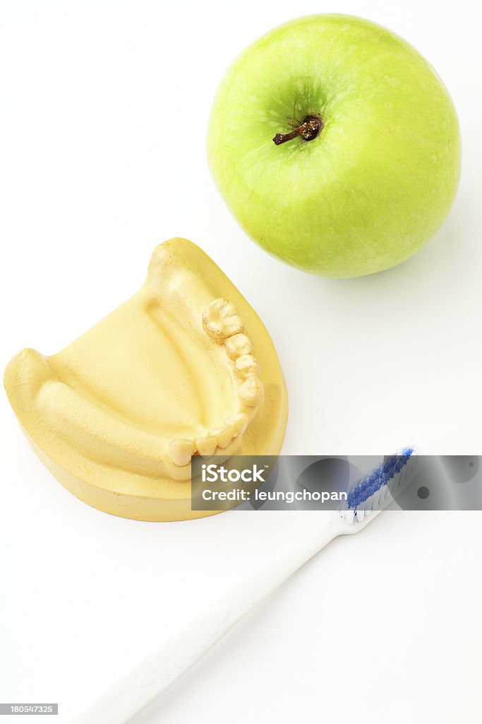 Pomme verte, brosse à dents et denture - Photo de Artificiel libre de droits