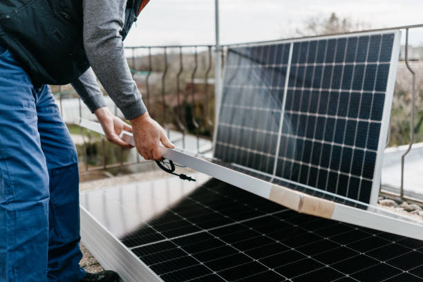 primer plano de un hombre sosteniendo un panel solar. concepto ecológico de energía alternativa - procession panel fotografías e imágenes de stock