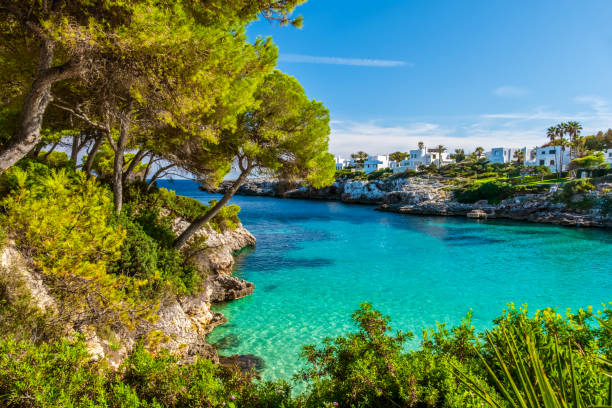 tyrkysové vody, cala esmerelda, cala d'or, jihovýchodní pobřeží mallorky, baleárské ostrovy, španělsko, evropa - mallorca - stock snímky, obrázky a fotky