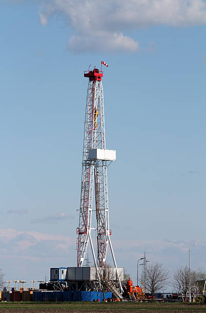 陸上で石油掘削リグフィールド - oil industry oil construction platform oil field ストックフォトと画像