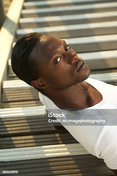 Retrato De Um Bonito Jovem Relaxante Fora - Fotografias de stock e mais imagens de 25-29 Anos - 25-29 Anos, Escadaria, Sério